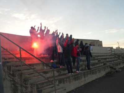 Una delegazione biancorossa durante una delle tante trasferte nei campi di provincia: la foto � stata scattata sui gradoni di un campo secondario di Molfetta, il piccolo Benedetto Petrone